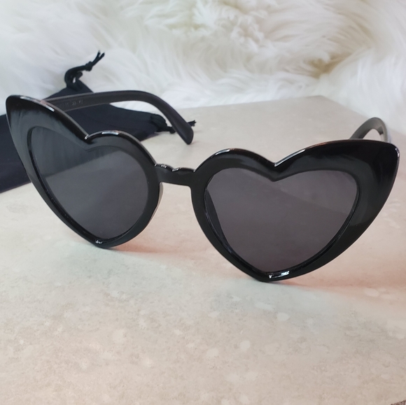 SOLD๐HP๐Retro Black Heart Sunglasses - Picture 2 of 8
